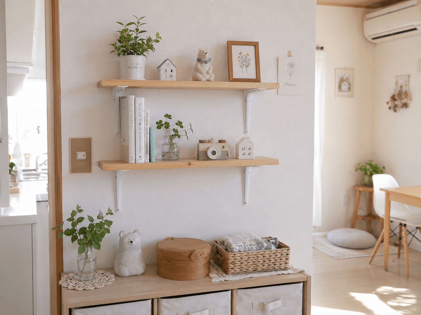 100均アイテムで作った壁掛け棚に小植物・本・雑貨を飾った、ミニマルな北欧風インテリアの様子